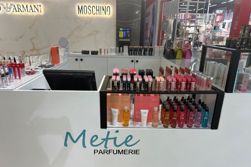 Fondatine afatgjate, puder e lirshme, palete grimi, blush ngjyre vjeshte...